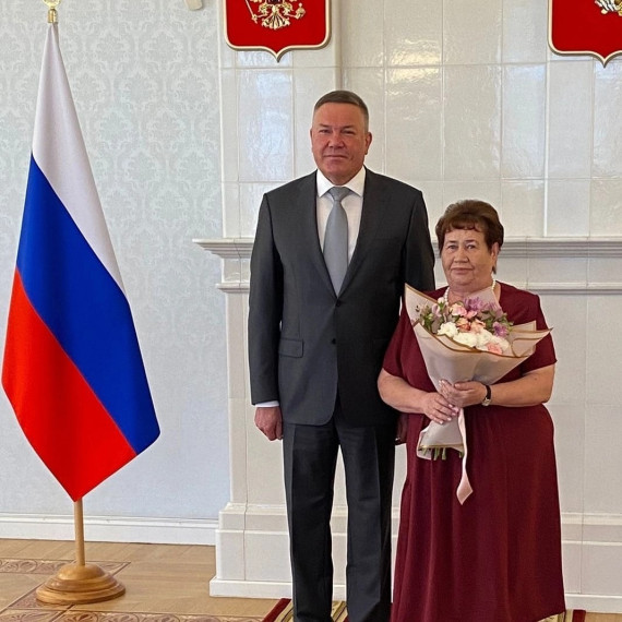 Заслуженную награду вручили грязовчанке за достойный и многолетний труд. Заслуженную награду вручили грязовчанке за достойный и многолетний труд.