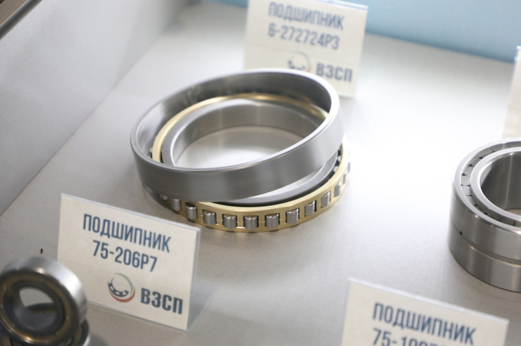 Губернатор Вологодской области для молодёжи провёл «Прогулку со знанием». Они вместе отправились на Вологодский завод специальных подшипников. Губернатор Вологодской области для молодёжи провёл «Прогулку со знанием». Они вместе отправились на Вологодский завод специальных подшипников.