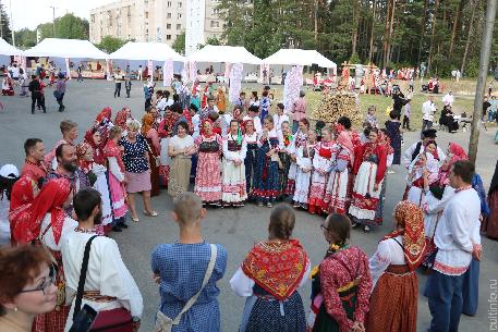 Фестиваль «Деревня – душа России» соберет в Верховажском округе более 300 участников и пять тысяч гостей. Фестиваль «Деревня – душа России» соберет в Верховажском округе более 300 участников и пять тысяч гостей.