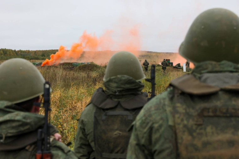 Военные пенсионеры, мобилизованные или заключившие контракт для участия в спецоперации, будут получать 100% компенсацию военной пенсии. Военные пенсионеры, мобилизованные или заключившие контракт для участия в спецоперации, будут получать 100% компенсацию военной пенсии.