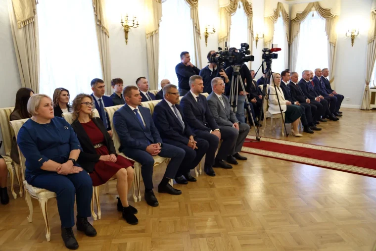 Губернатор Вологодской области Олег Кувшинников, вручил награды выдающимся вологжанам. Губернатор Вологодской области Олег Кувшинников, вручил награды выдающимся вологжанам.