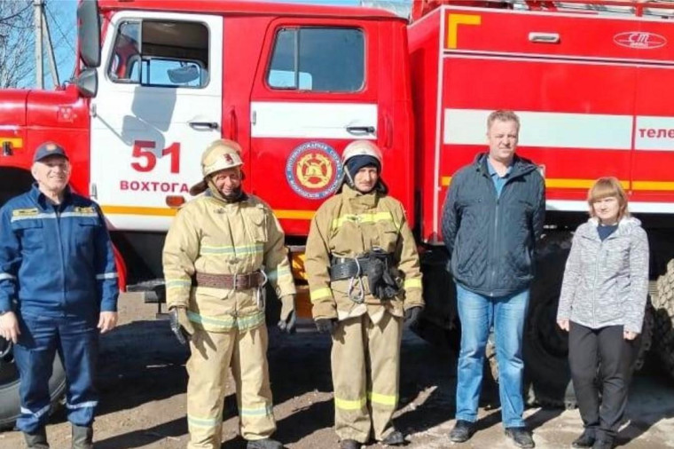 Вблизи деревни Тарасово Вохтожского территориального управления боролись с огнём. Вблизи деревни Тарасово Вохтожского территориального управления боролись с огнём.